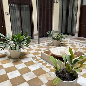 holidays2malaga-jinetes-junto-casco-histrico-parking.hotelsinnerja.org/